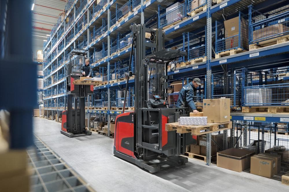 Orderpicker verzamelt dozen tussen de stellingen