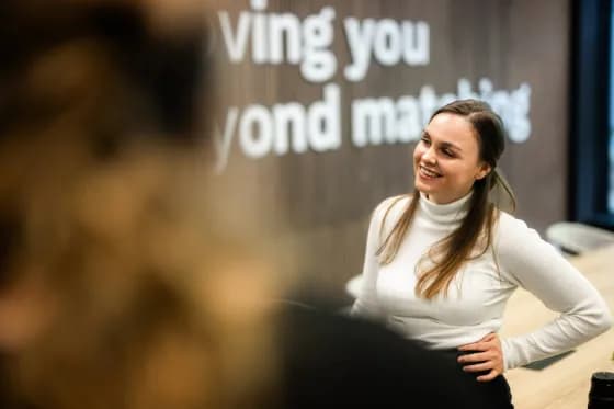 Recruiter in gesprek op kantoor