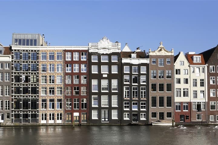 Rij grachtenpanden aan het water
