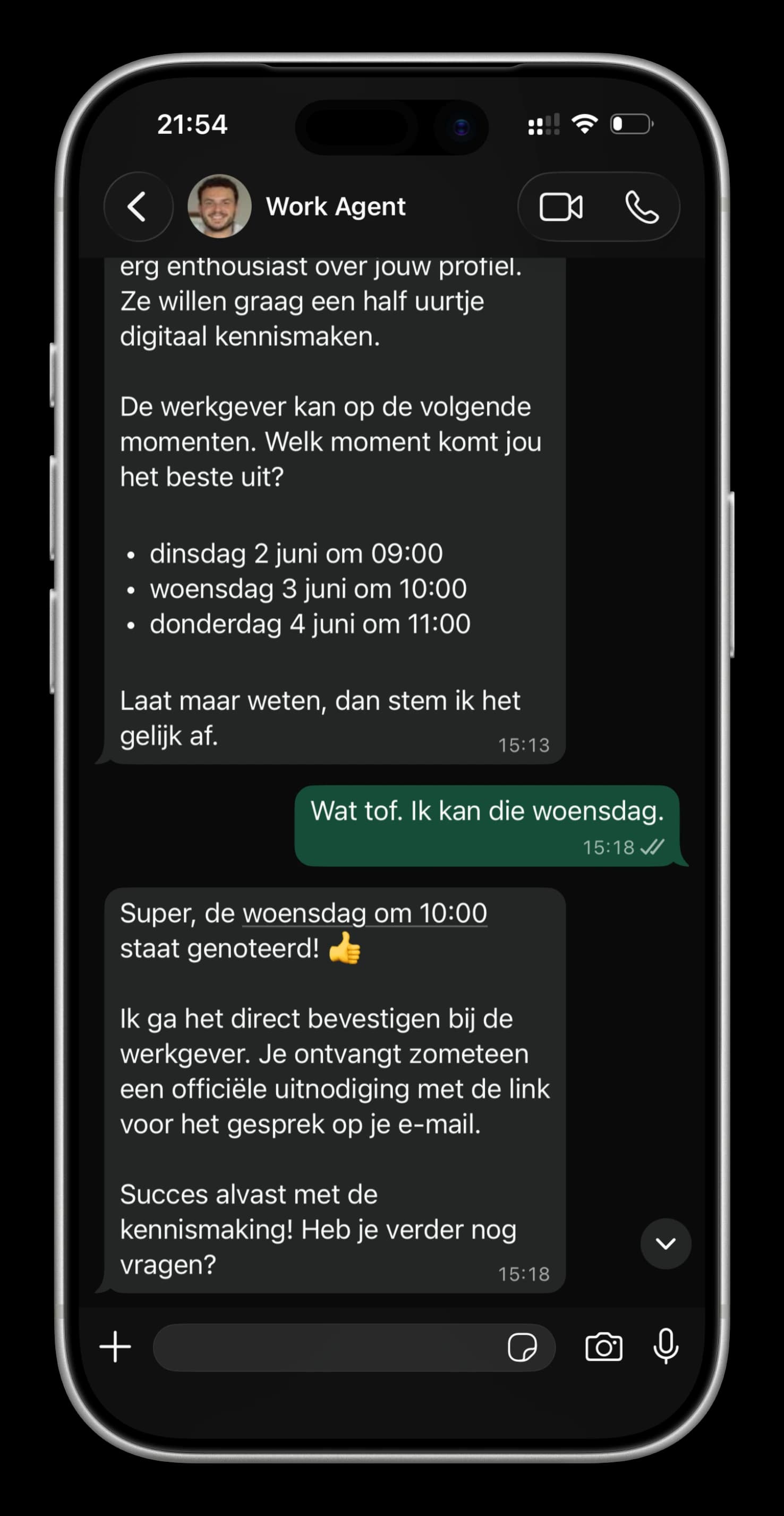 De AI-recruiter vraagt kandidaten via WhatsApp uit of ze nog werk zoeken.